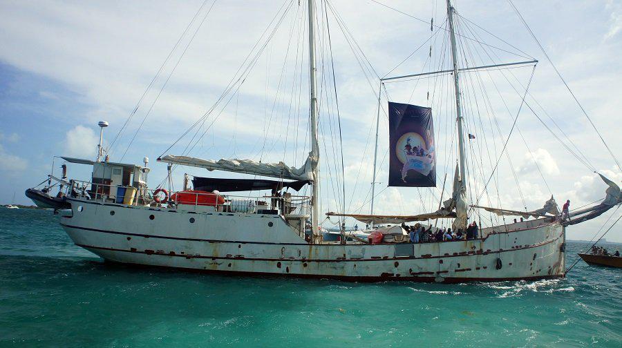 Barco-zapatista-La-Montana-navega-por-las-aguas-del-mar-Caribe-rumbo-a-Europa.-Foto-Carlos-de-Uraba